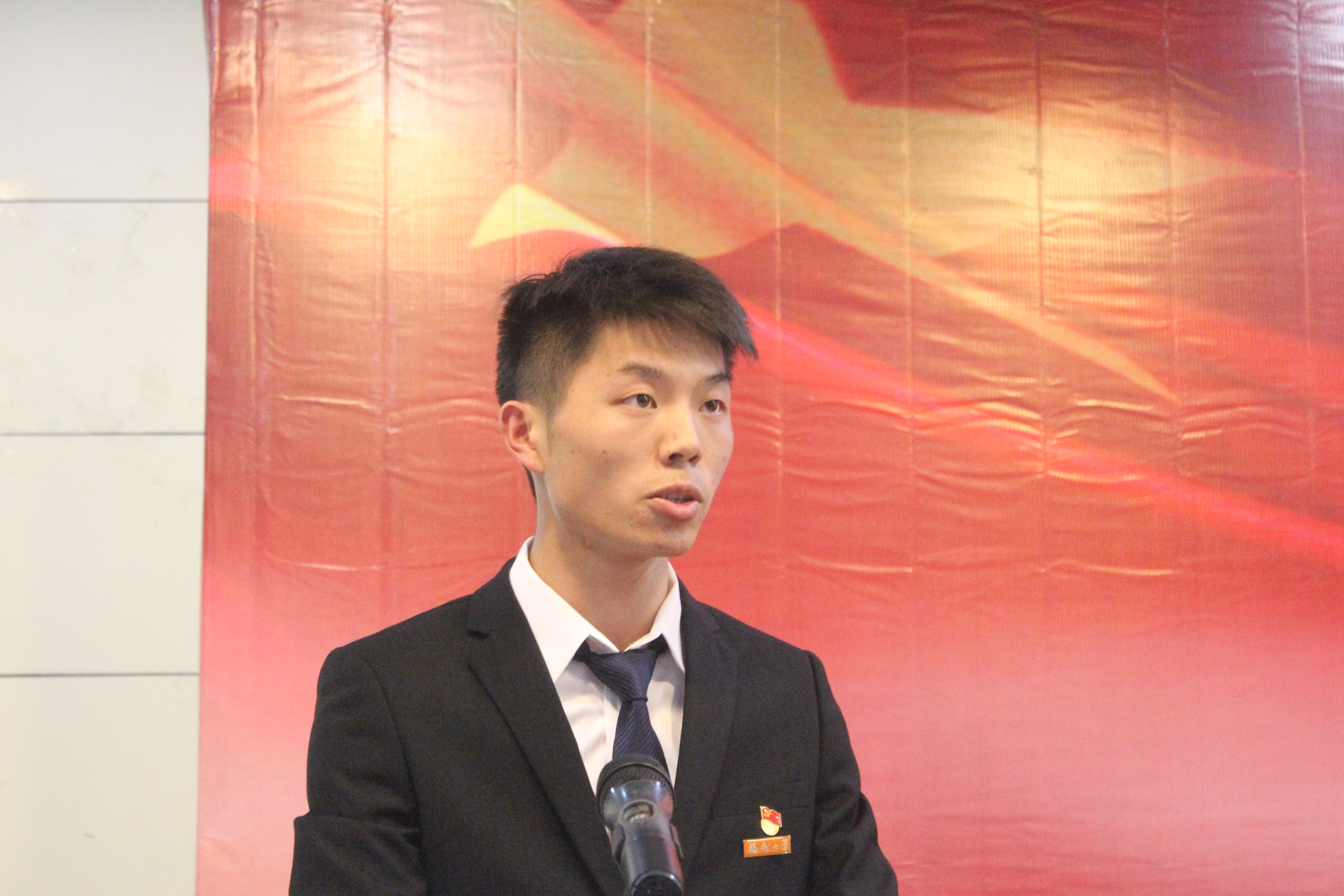 研究生学生代表李理上台发言 研究生学生代表李理上台发言