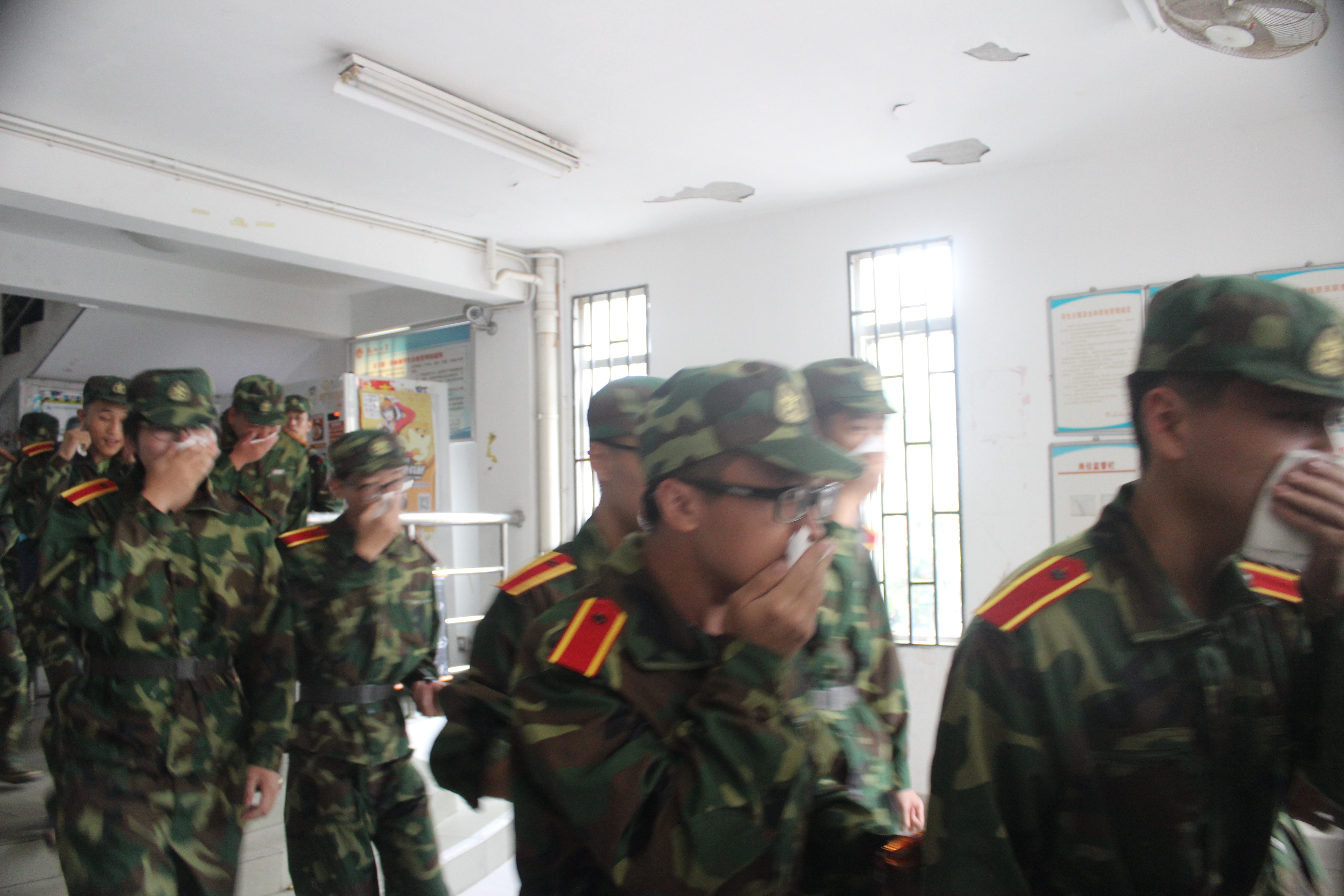 大象传媒
2015级新生疏散逃生演练 (1)