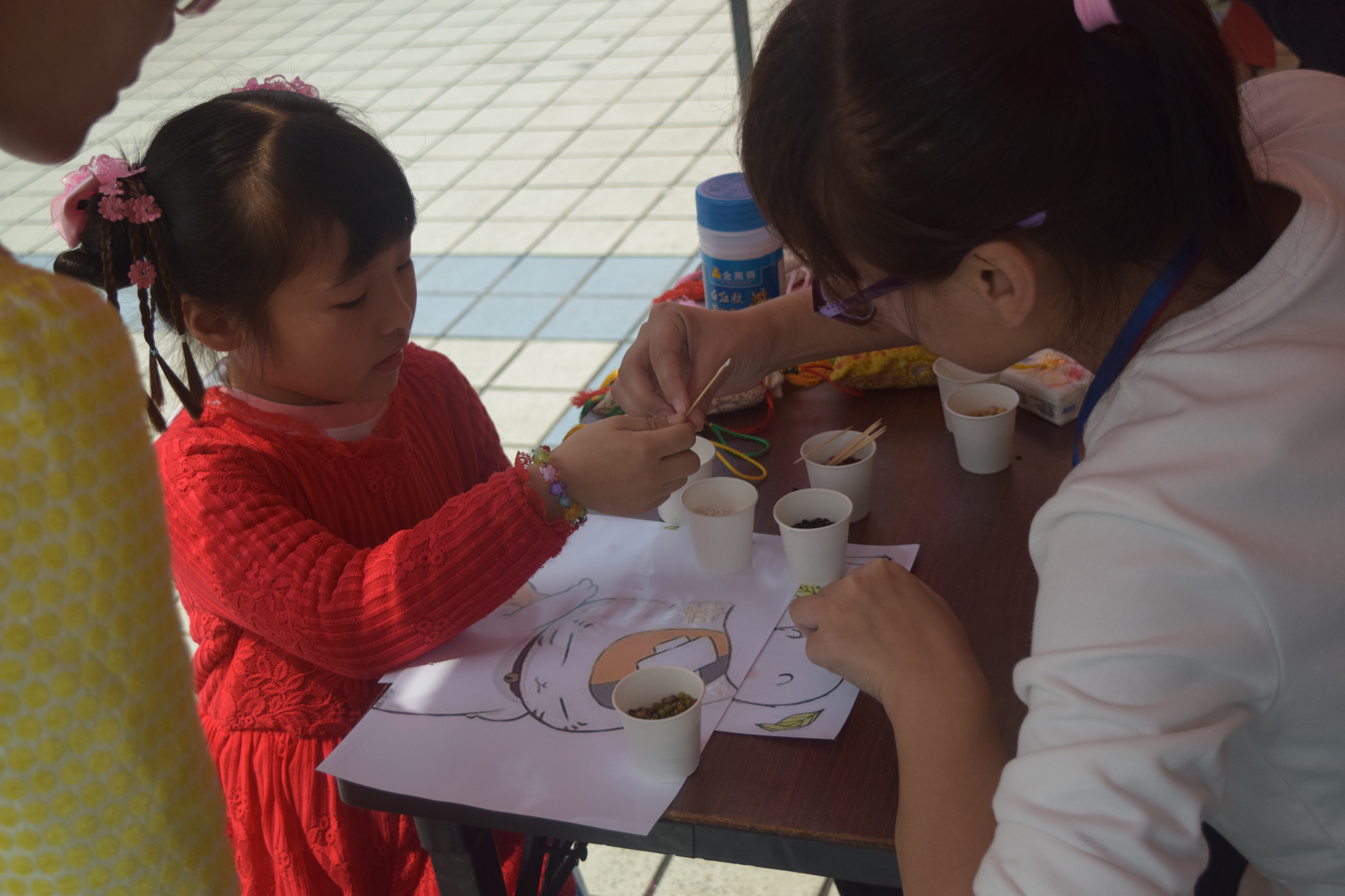 教职工子女体验豆贴画(仝天伦 摄) 教职工子女体验豆贴画(仝天伦 摄)
