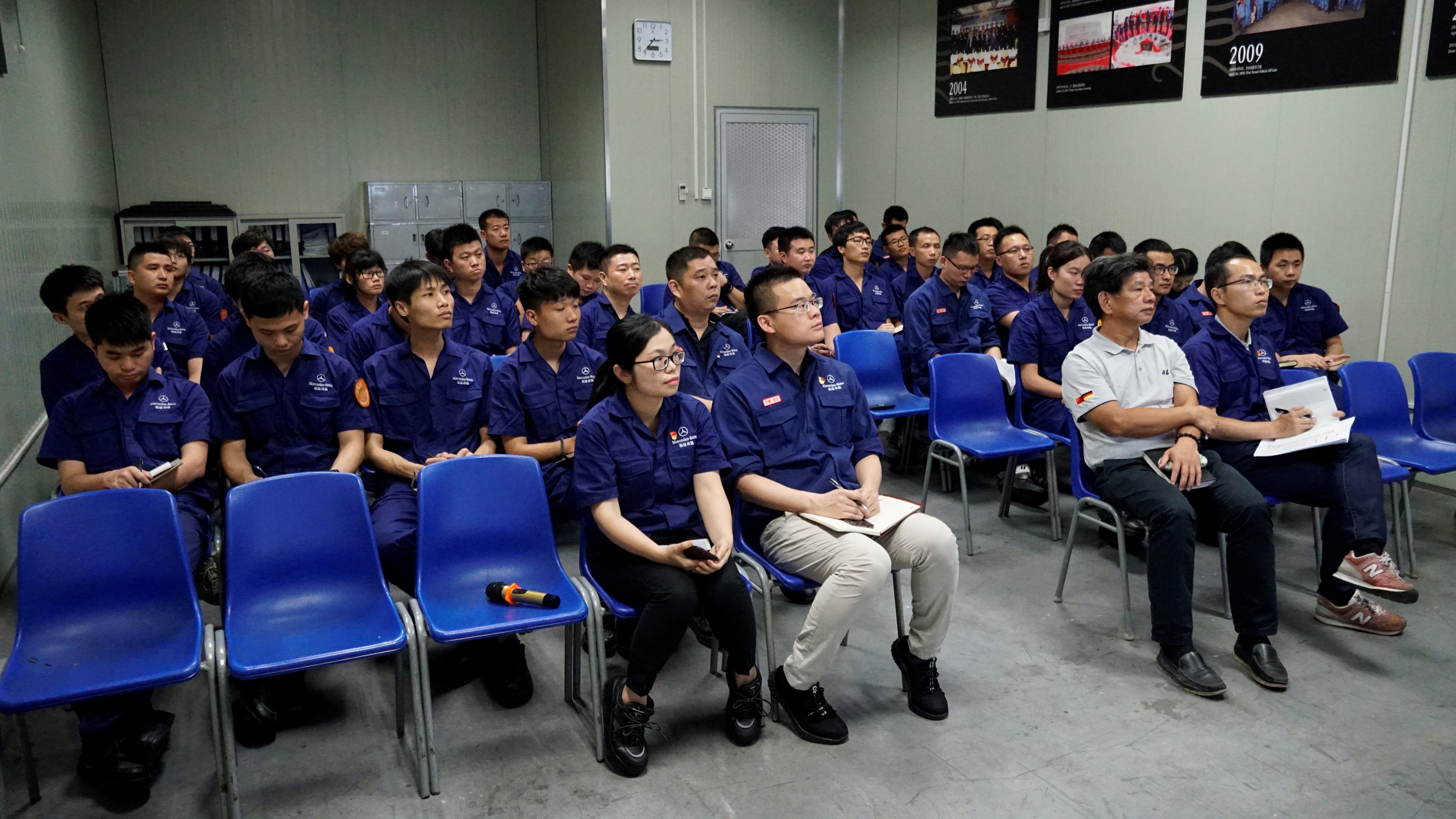 “星徽大象传媒
”五期学员以及车间干部近60人共同讲座