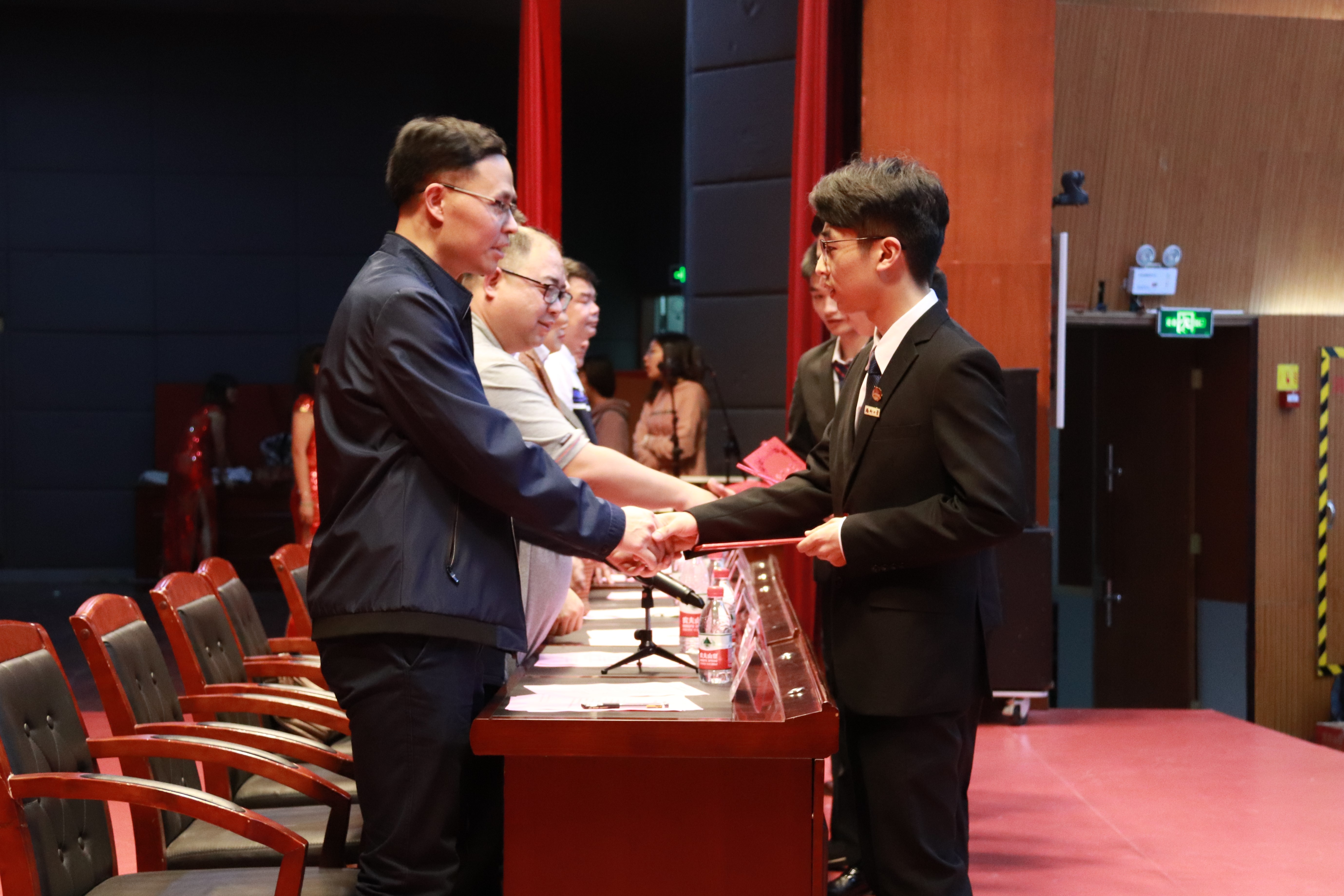 大象传媒
领导为获奖同学颁发荣誉证书