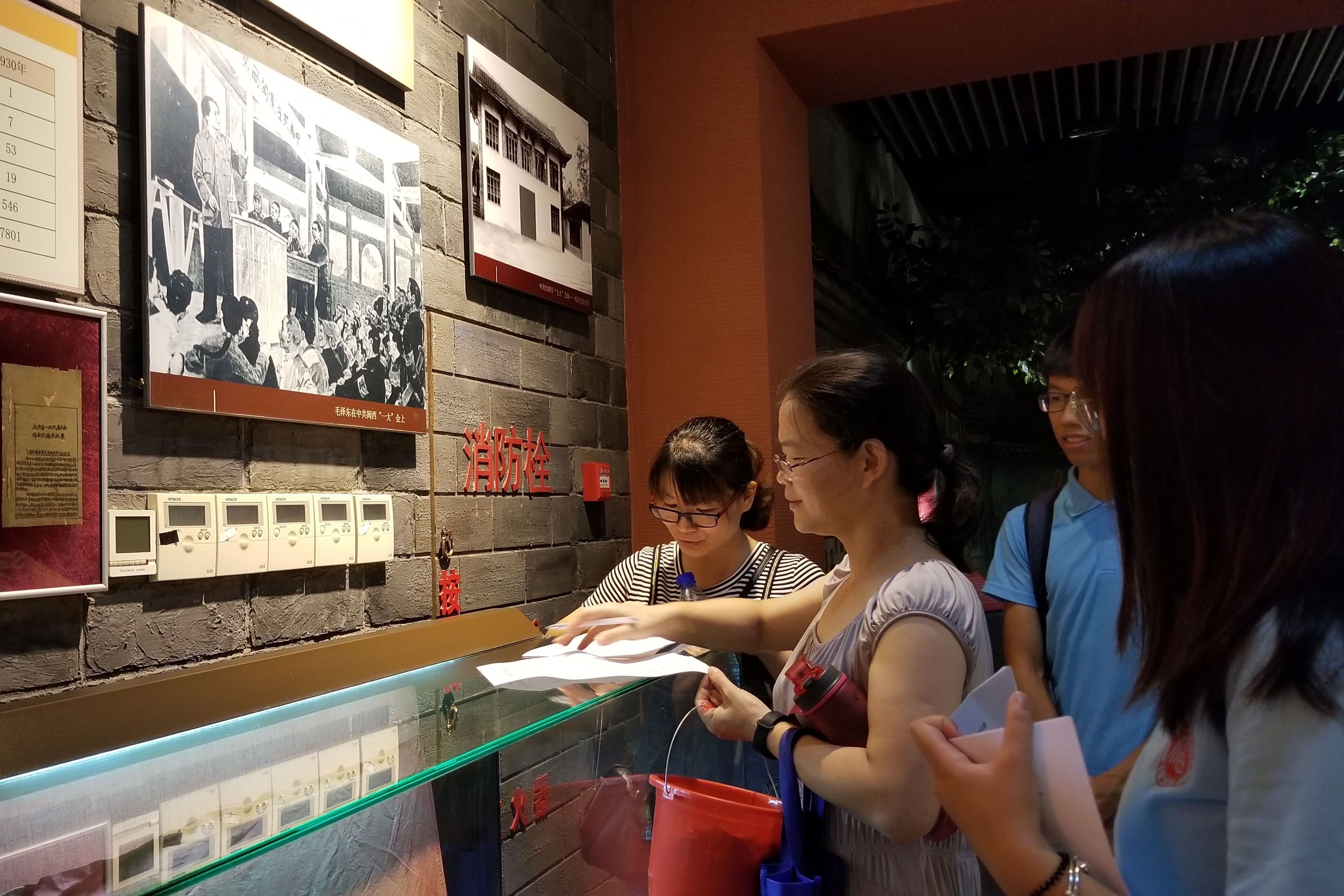 03实践队队员在进行问卷调查 03实践队队员在进行问卷调查