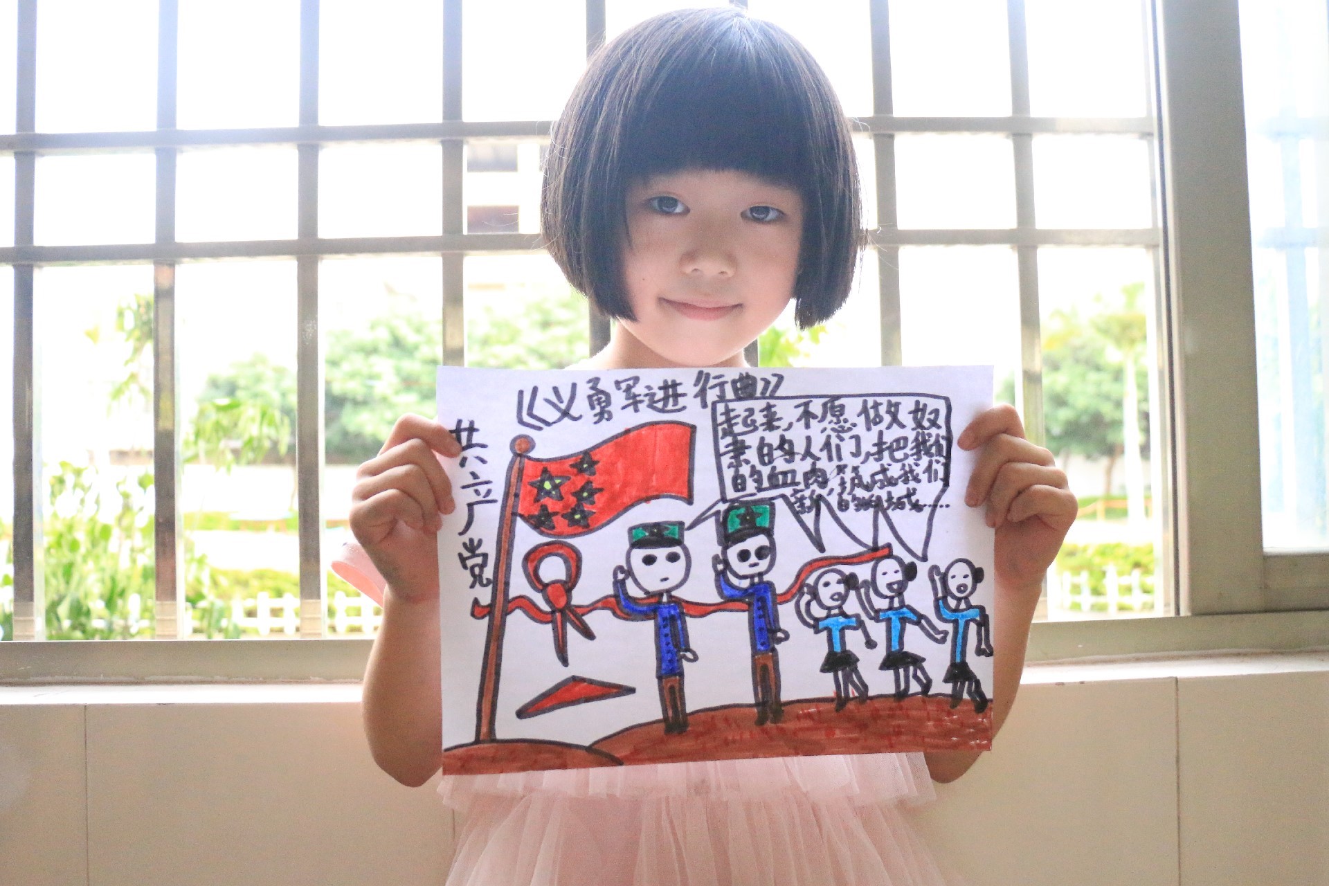 03 图为益海实验小学小朋友和她献给祖国的画 03 图为益海实验小学小朋友和她献给祖国的画