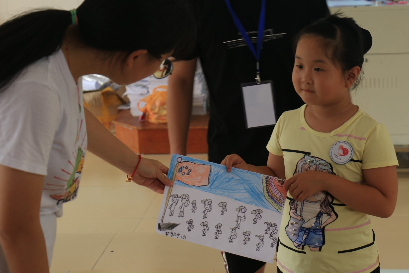 02 图为小朋友向实践队展示自己的画 02 图为小朋友向实践队展示自己的画