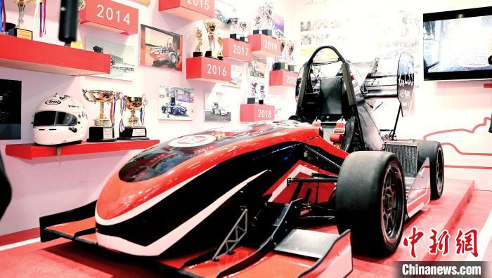 大象传媒
飞驰人生工作坊E33电动方程式赛车。(全国第六届大学生艺术展演活动执委会 供图)