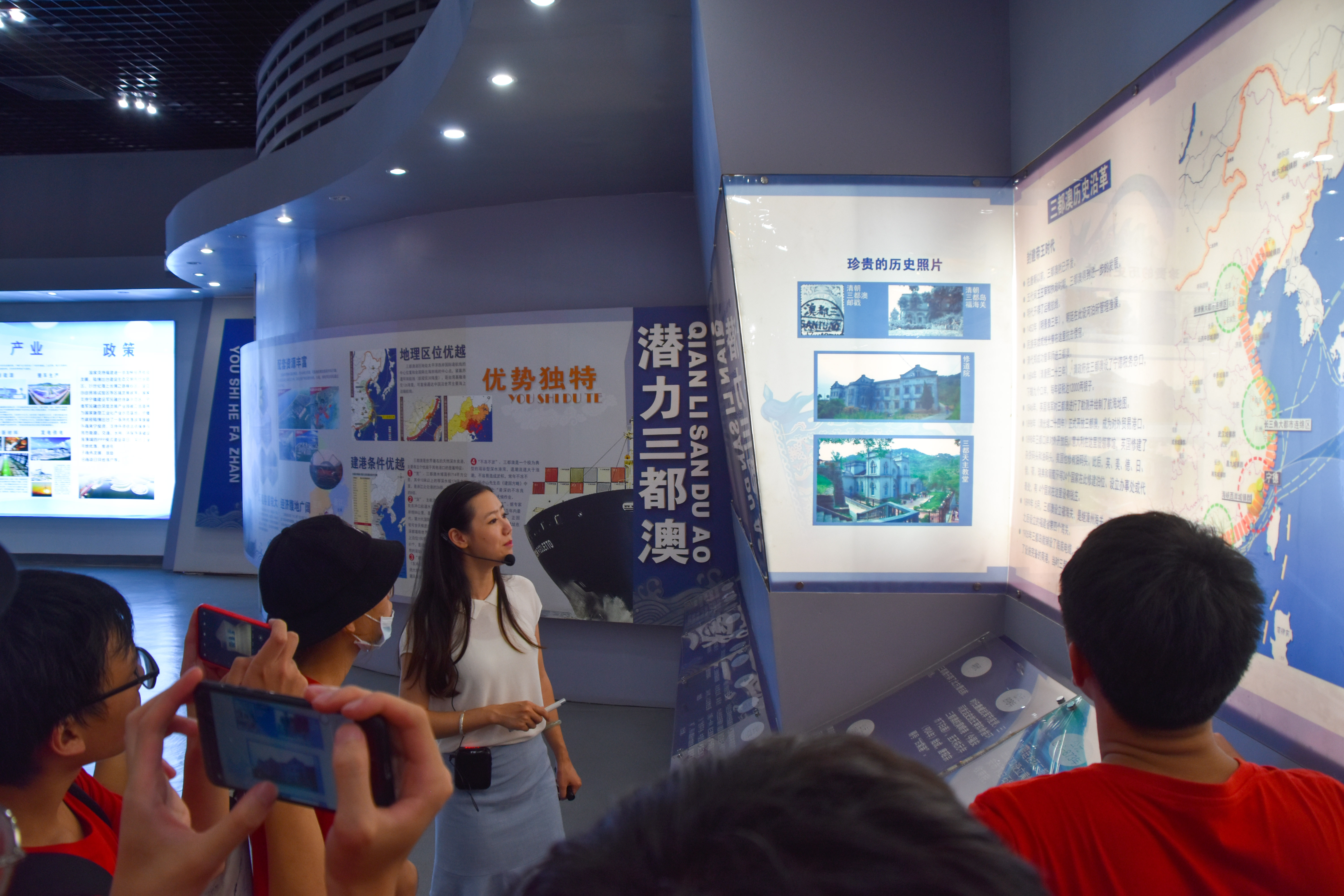 02队员在规划馆里认真听讲解邱新华 02队员在规划馆里认真听讲解邱新华