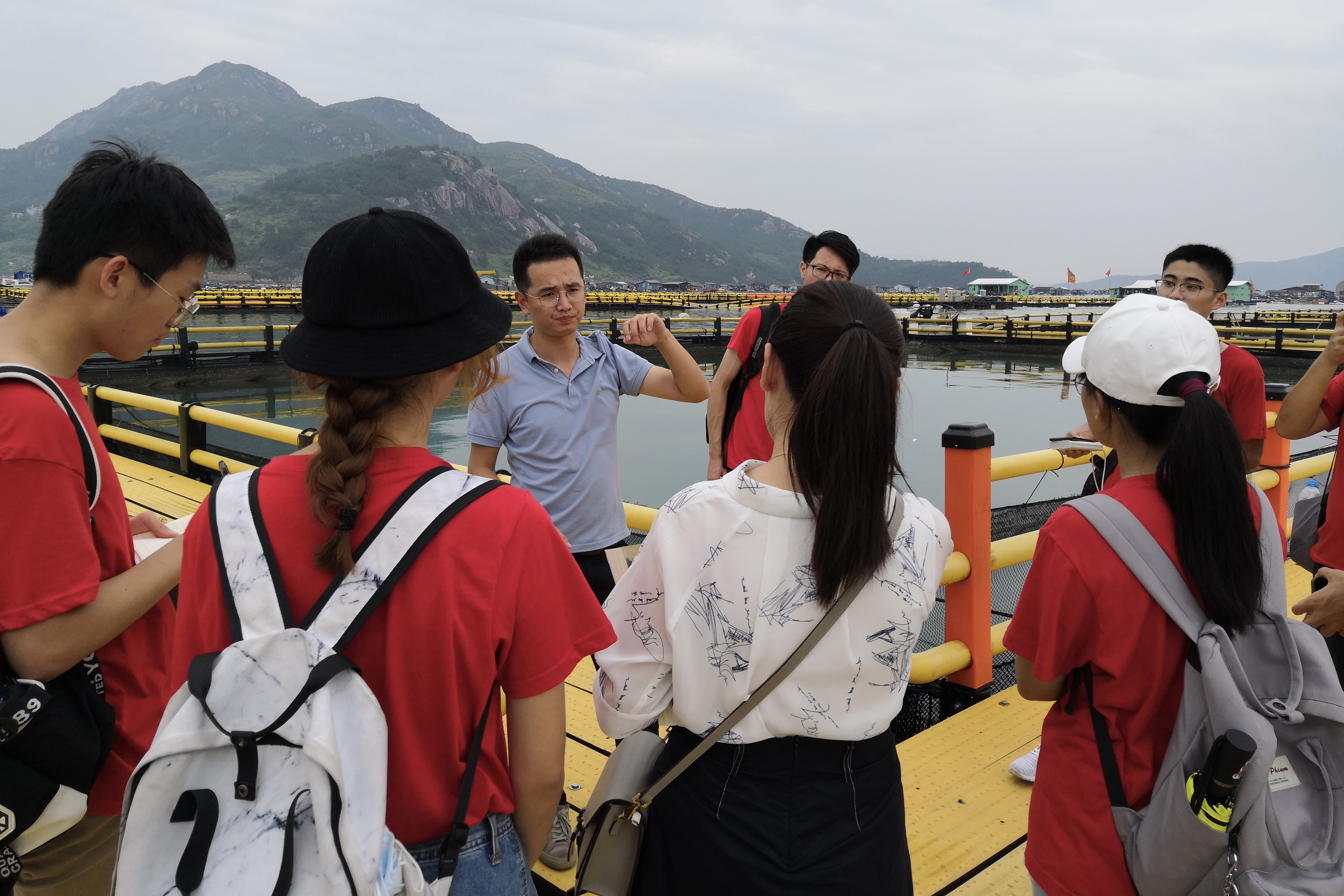 02组织员向实践队队员介绍三都澳海鱼养殖有关情况 02组织员向实践队队员介绍三都澳海鱼养殖有关情况