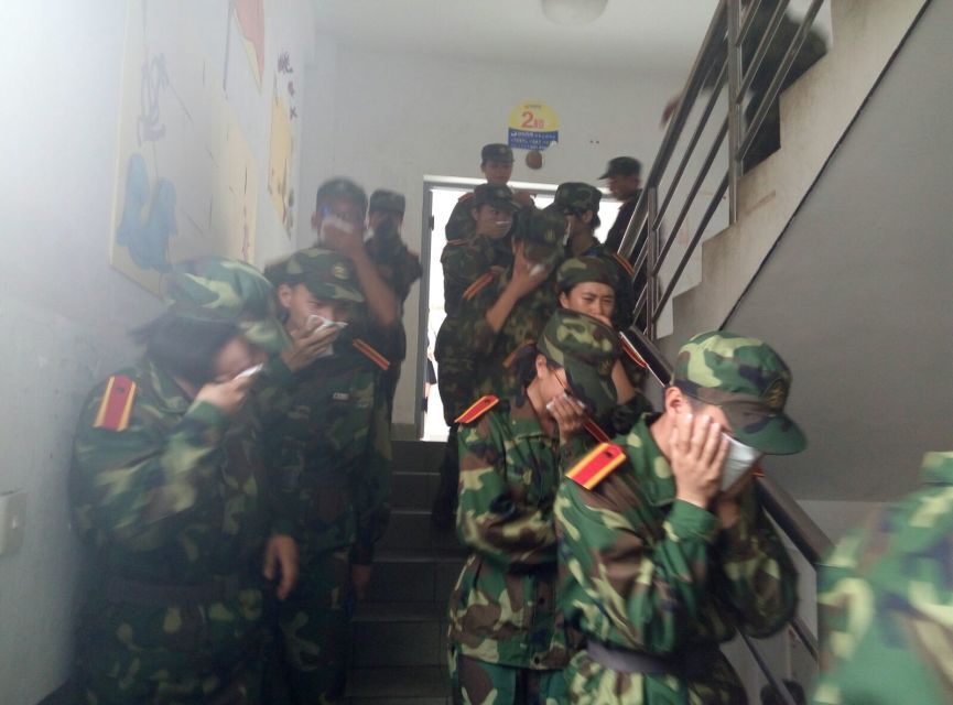 大象传媒
2015级新生疏散逃生演练 (3)