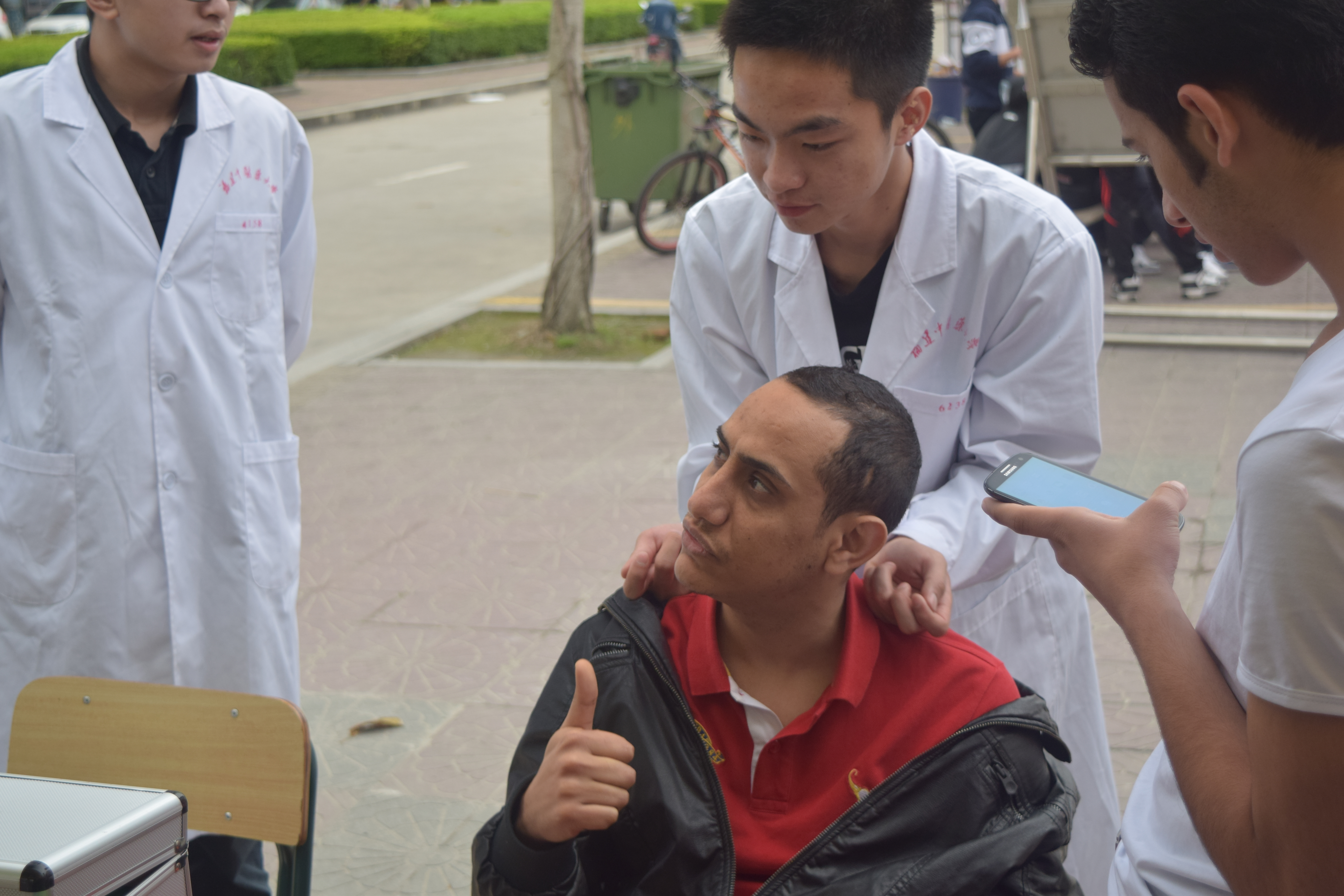 外国友人体验推拿义诊(仝天伦 摄) 外国友人体验推拿义诊(仝天伦 摄)