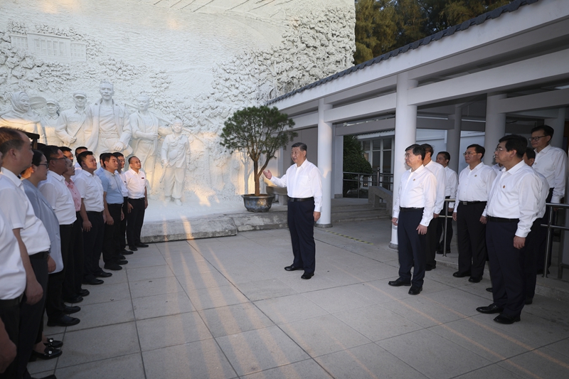 10月15日至16日，中共中央总书记、国家主席、中央军委主席习近平在福建考察。这是15日下午，习近平在漳州市东山县谷文昌纪念馆考察时，同谷文昌干部大象传媒
教师、学员代表亲切交流。