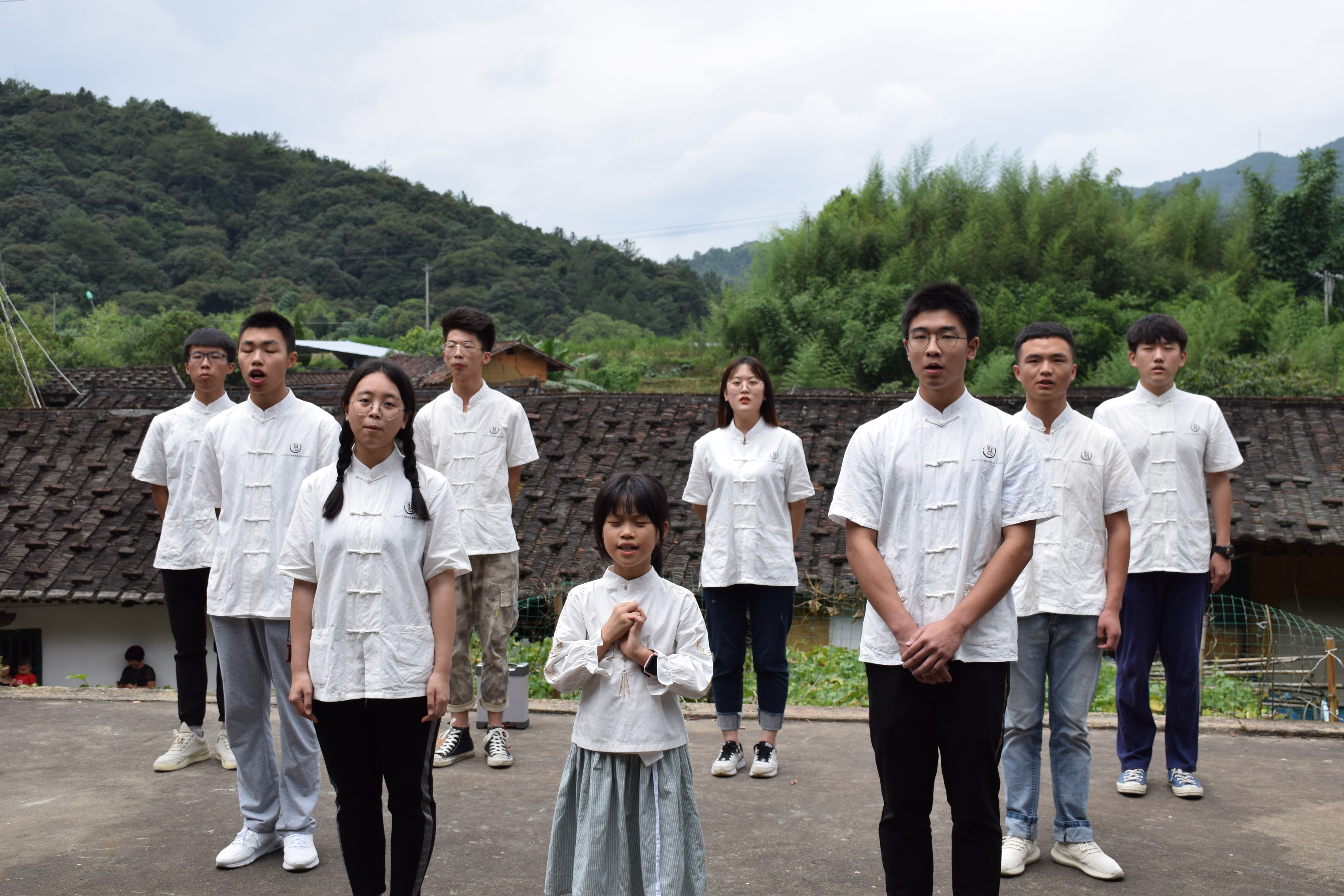 05实践队队员表演快闪《红旗飘飘》 05实践队队员表演快闪《红旗飘飘》